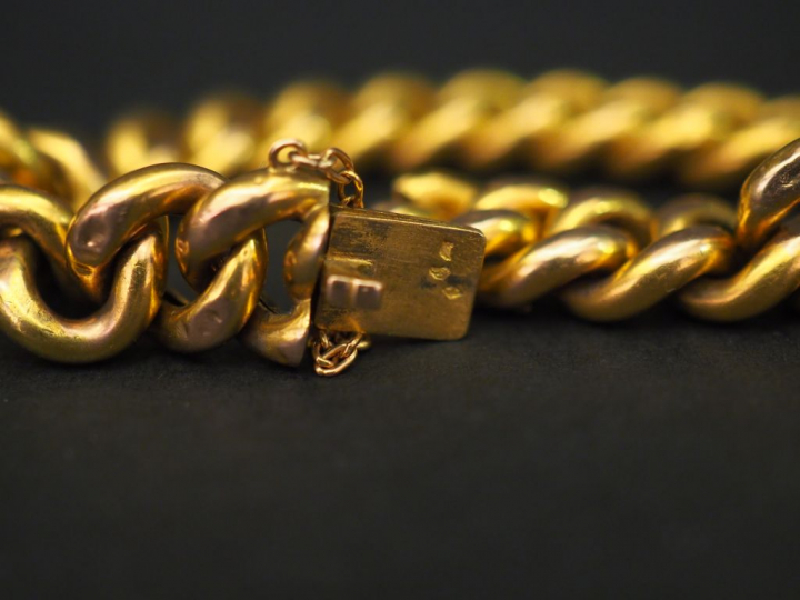 Bracelet articulé en or jaune, maille gourmette.  Poids. 21,06 g