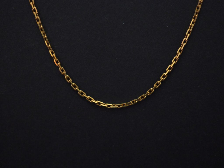 Chaine en or jaune, maille forçat. Long. 45,5 cm Poids. 2,90 g