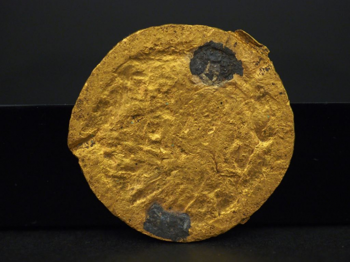 Elément de broche en or jaune, à décor de caractère chinois. Diam. 3,5