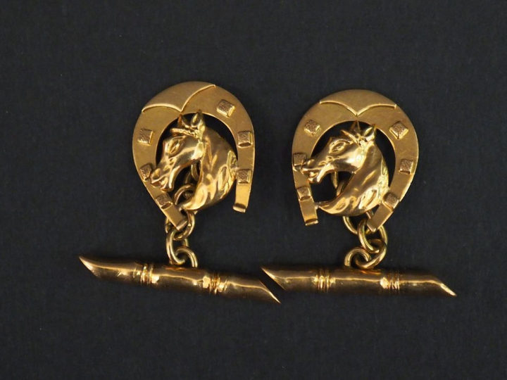 Paire de boutons de manchettes en or jaune, à décor de tête de cheval 