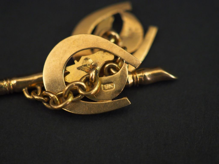 Paire de boutons de manchettes en or jaune, à décor de tête de cheval 