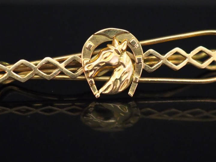 Epingle à cravate en or jaune, à décor d’une tête de cheval. Long. 5 c