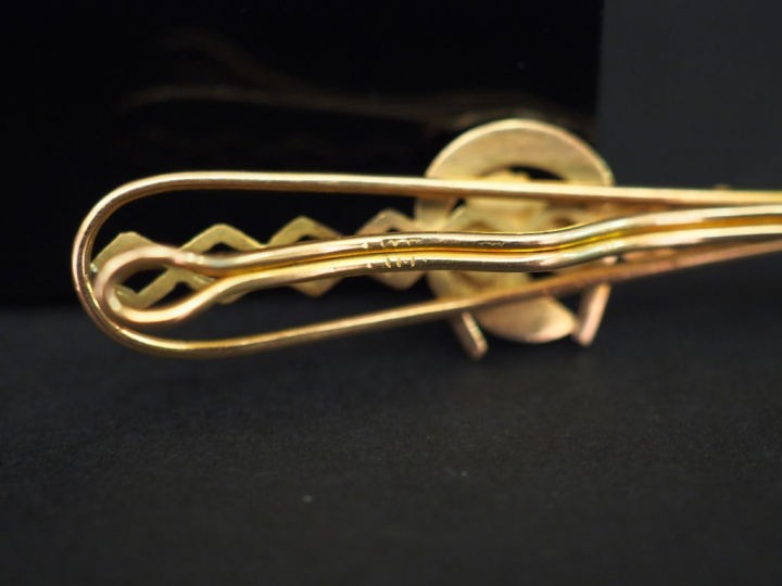 Epingle à cravate en or jaune, à décor d’une tête de cheval. Long. 5 c