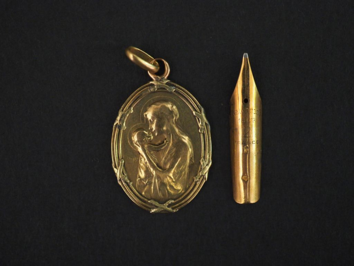 Médaille religieuse ovale en or jaune, figurant une Vierge à l’Enfant.