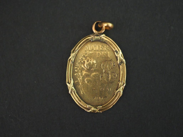 Médaille religieuse ovale en or jaune, figurant une Vierge à l’Enfant.