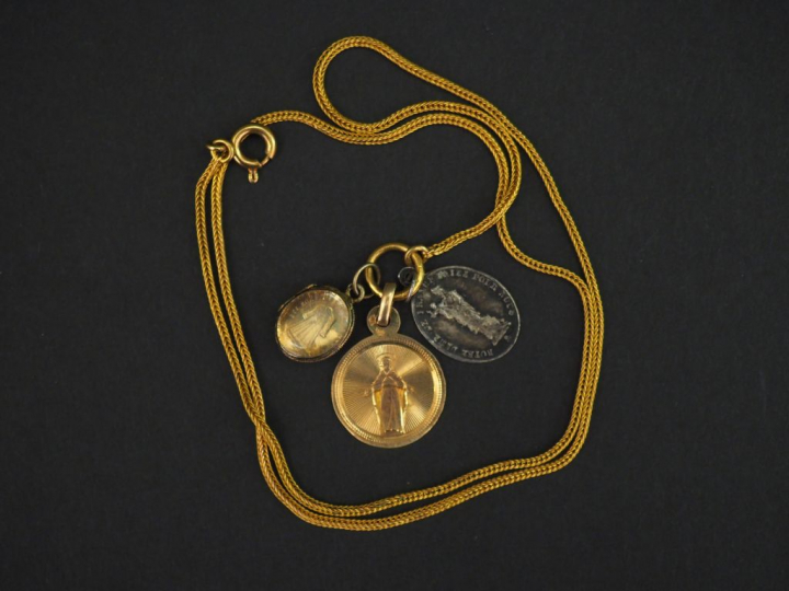 	Chaine en or jaune, maille ronde.  Le fermoir orné de trois différent