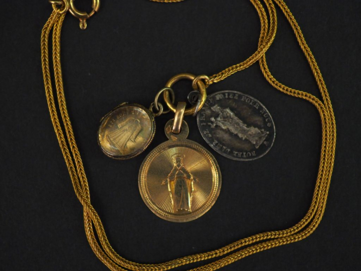 	Chaine en or jaune, maille ronde.  Le fermoir orné de trois différent