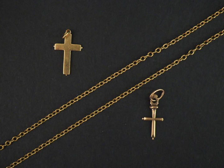 Ensemble comprenant :  - une chaine en or jaune, maille forçat. Long. 