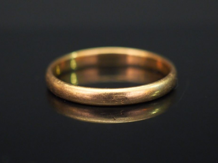 Alliance en or jaune. TDD. 59 Poids. 2,44 g