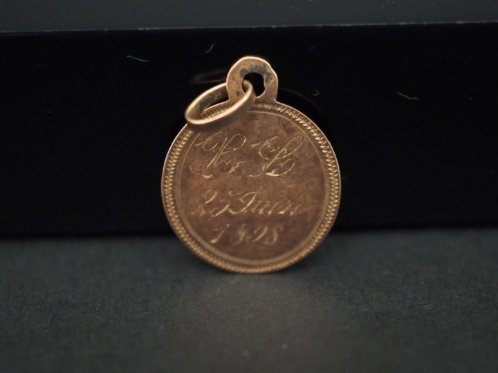 	Ensemble comprenant :  - une médaille religieuse en or jaune, figuran