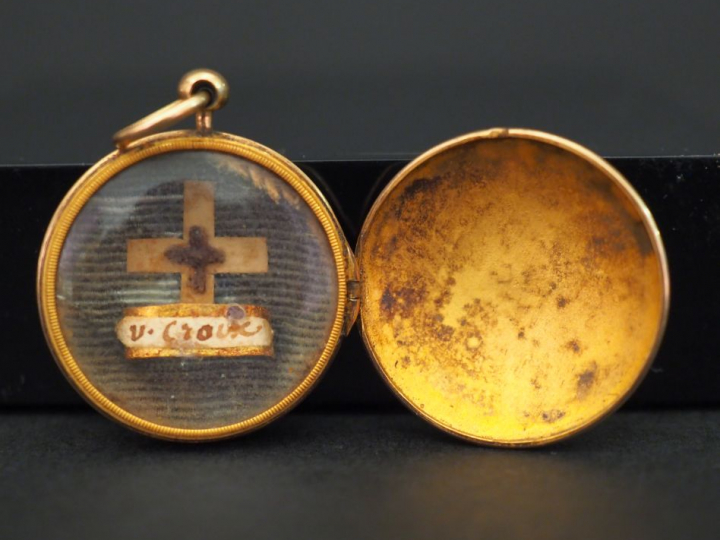 Pendentif reliquaire en or jaune, contenant une relique de la Sainte C