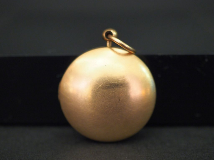 Pendentif reliquaire en or jaune, contenant une relique de la Sainte C