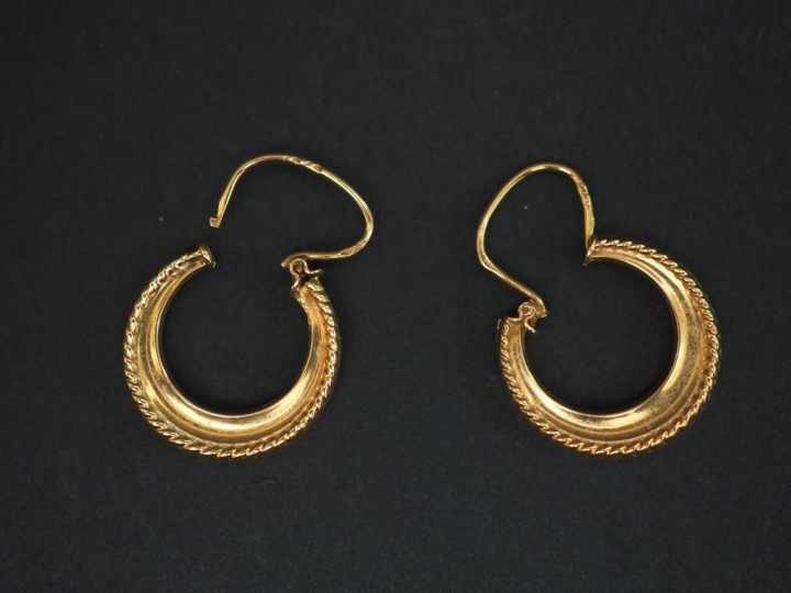 Paire de demi créoles en or jaune, à décor de motifs torsadés. Poids. 