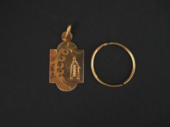 Pendentif religieux en or jaune figurant Notre Dame d’Afrique.  Poids.