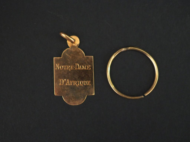 Pendentif religieux en or jaune figurant Notre Dame d’Afrique.  Poids.