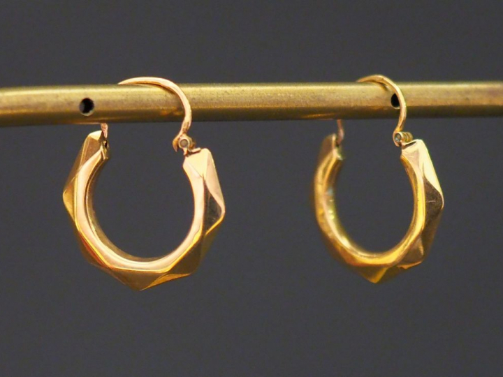 Paire de perces oreilles de forme géométrique en or jaune. Poids. 1,24