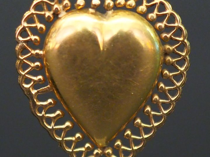 	Pendentif en or jaune en forme de coeur, pourtour ajouré. 2 x 1,7 cm 