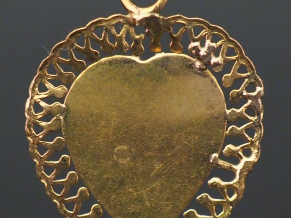 	Pendentif en or jaune en forme de coeur, pourtour ajouré. 2 x 1,7 cm 