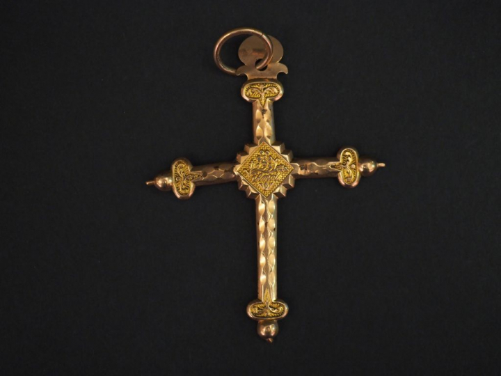 	Grand pendentif en forme de croix en or jaune 14K, à décor sur les de