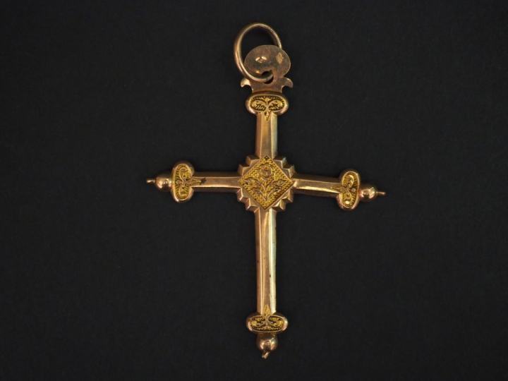 	Grand pendentif en forme de croix en or jaune 14K, à décor sur les de