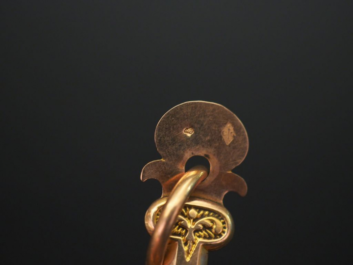 	Grand pendentif en forme de croix en or jaune 14K, à décor sur les de