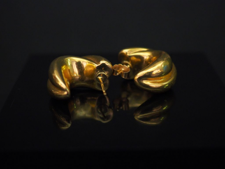 	Paire de boucles d’oreilles en or jaune, en forme de demi créole.  Po