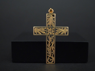 Vente aux enchères Pendentif en forme de croix en or jaune 14K, à décor ajouré de fleur e