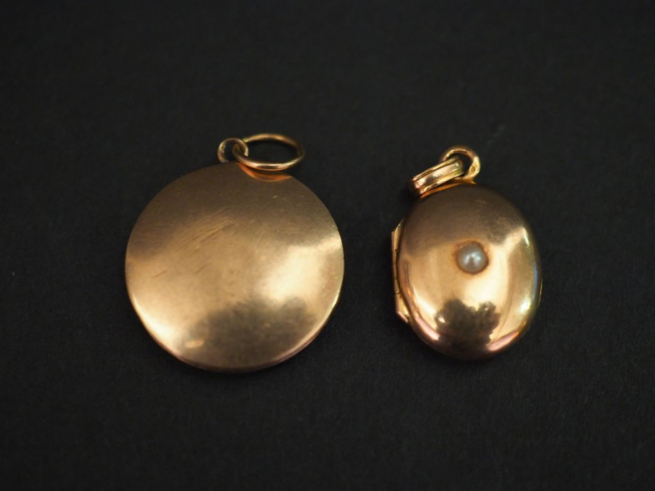 	Ensemble comprenant :  - un pendentif porte-photo Napoléon III en or 