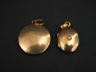 Vente aux enchères 	Ensemble comprenant :  - un pendentif porte-photo Napoléon III en or 