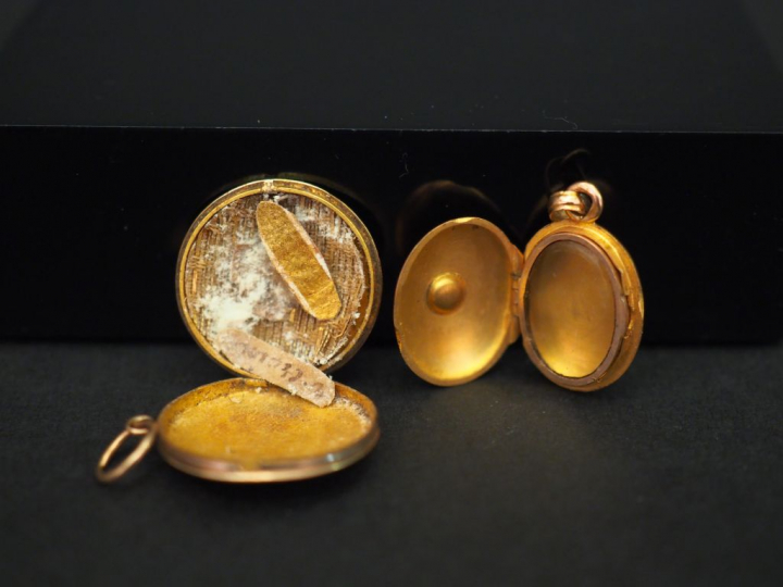 	Ensemble comprenant :  - un pendentif porte-photo Napoléon III en or 