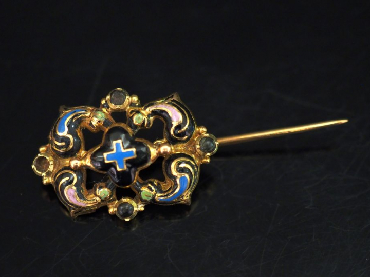 	Broche Napoléon III en or jaune et émail polychrome, à décor ajouré d