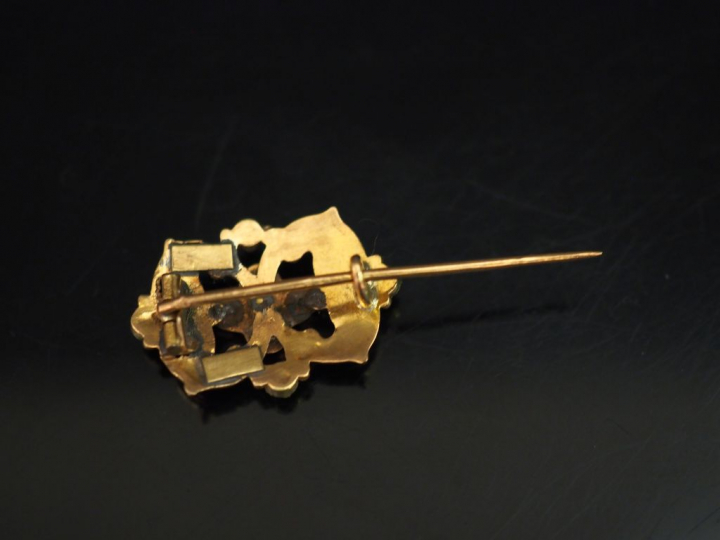 	Broche Napoléon III en or jaune et émail polychrome, à décor ajouré d