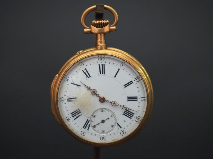 Montre de gousset en or jaune, le revers à décor de monogramme. Cadran