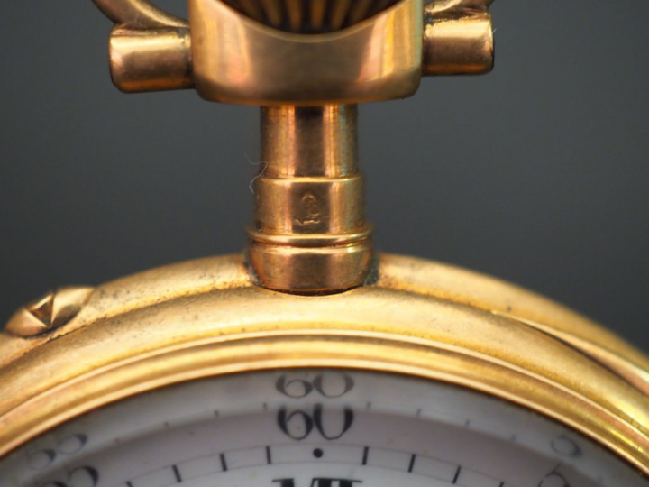Montre de gousset en or jaune, le revers à décor de monogramme. Cadran