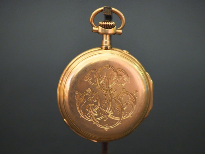 Montre de gousset en or jaune, le revers à décor de monogramme. Cadran