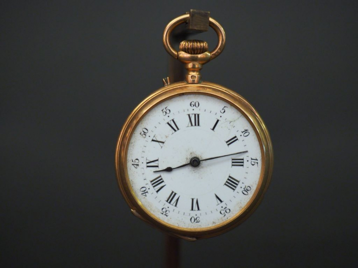 Montre de col en or jaune. Cadran à chiffres romains pour les heures e