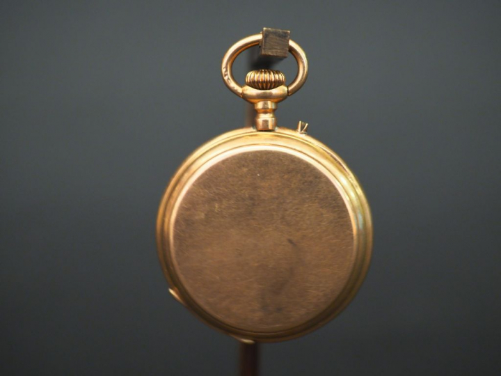 Montre de col en or jaune. Cadran à chiffres romains pour les heures e