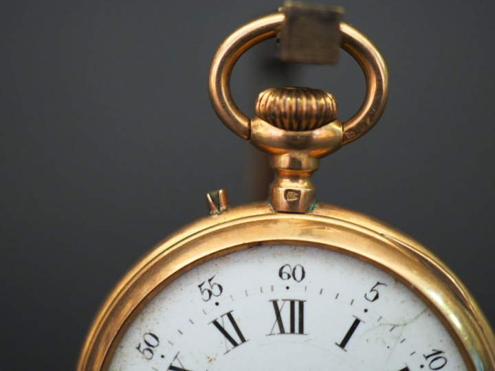 Montre de col en or jaune. Cadran à chiffres romains pour les heures e