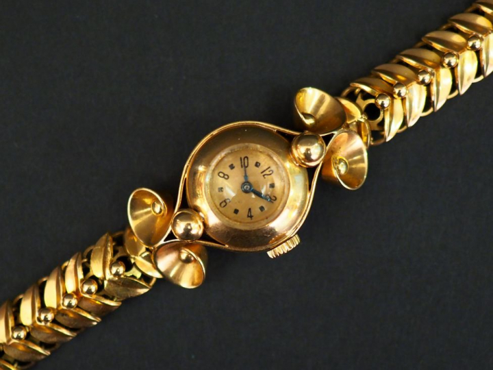Montre bracelet de dame 1940, boitier et bracelet en or jaune. Cadran 