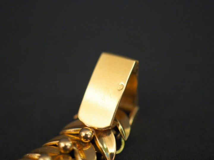 Montre bracelet de dame 1940, boitier et bracelet en or jaune. Cadran 