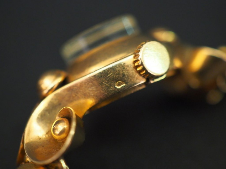 Montre bracelet de dame 1940, boitier et bracelet en or jaune. Cadran 