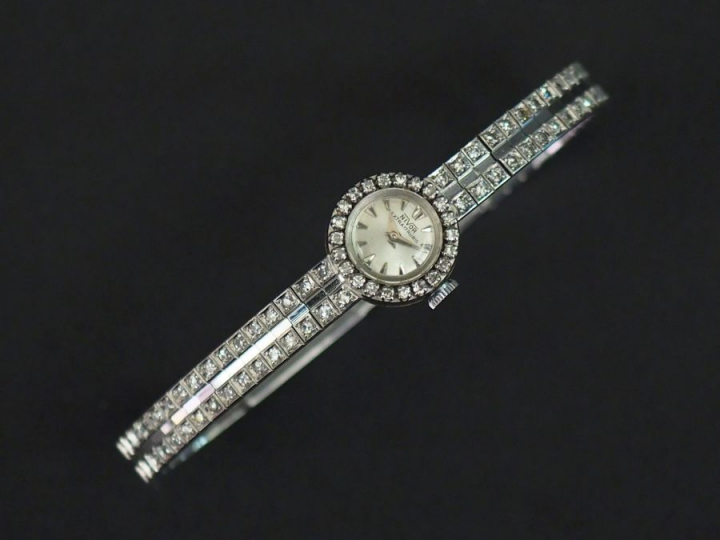 	NIVOR Montre bracelet de dame, bracelet et boitier en or blanc. Cadra