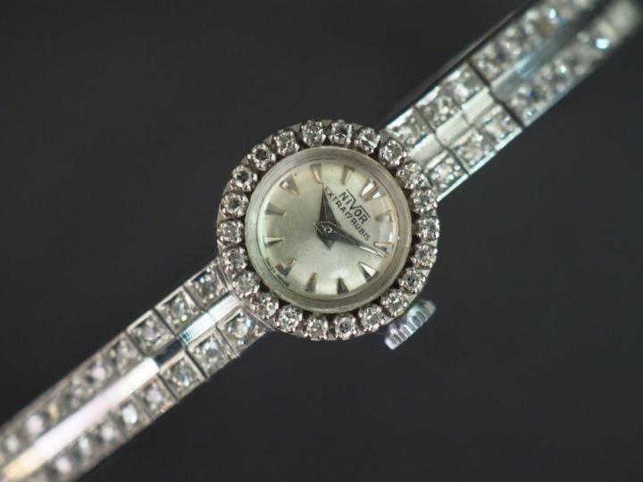 	NIVOR Montre bracelet de dame, bracelet et boitier en or blanc. Cadra