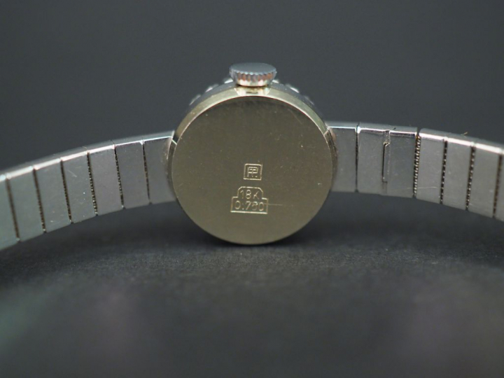 	NIVOR Montre bracelet de dame, bracelet et boitier en or blanc. Cadra