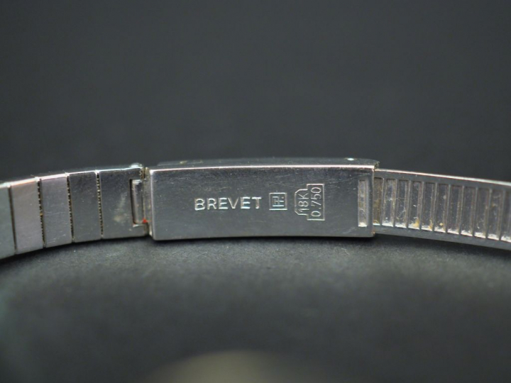 	NIVOR Montre bracelet de dame, bracelet et boitier en or blanc. Cadra