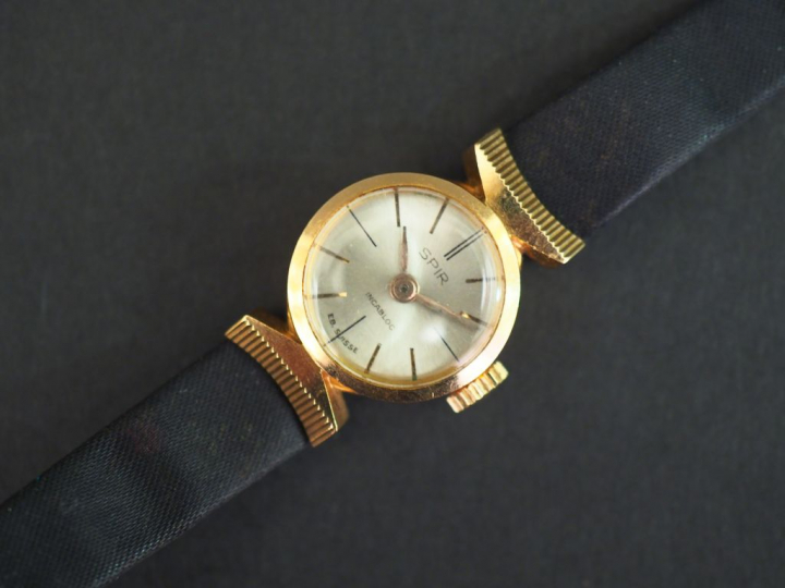 SPIR Montre bracelet de dame, boitier en or jaune. Cadran rond à index