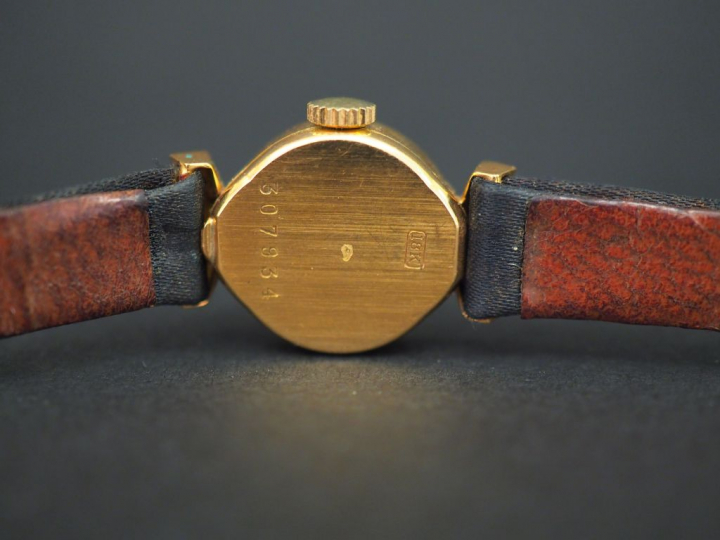 SPIR Montre bracelet de dame, boitier en or jaune. Cadran rond à index