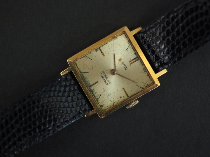 	SPIR Montre bracelet, boitier en or jaune. Cadran carré à index bâton