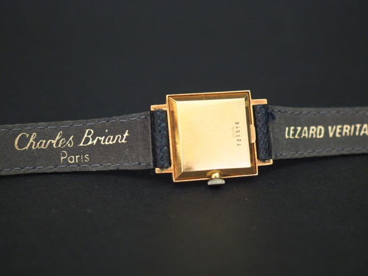 	SPIR Montre bracelet, boitier en or jaune. Cadran carré à index bâton