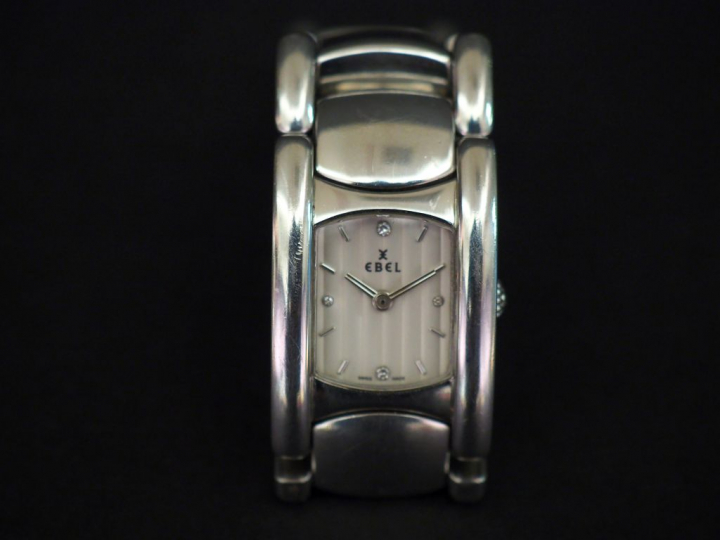 	EBEL Montre bracelet de dame en acier. Cadran rectangulaire à index b